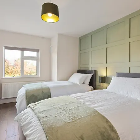 The 3 Bed Sleeps 6 *
